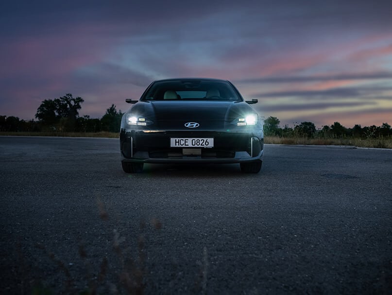 צילום רכב מקדימה ושתי נורות הפנסים דולקים