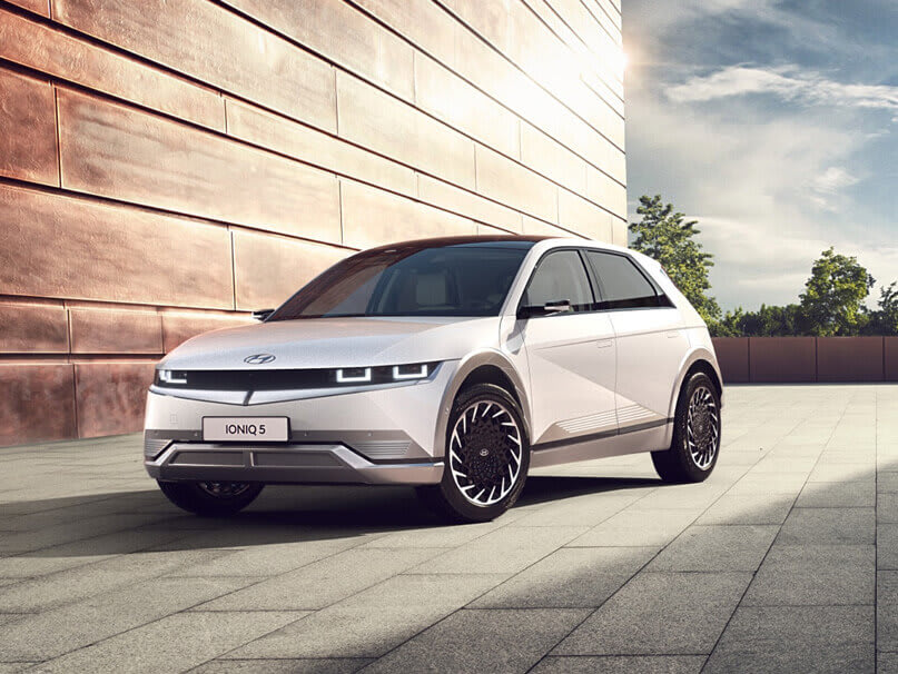 יונדאי איוניק 5 צבע אפור בהיר צילום צד ימין קדימה