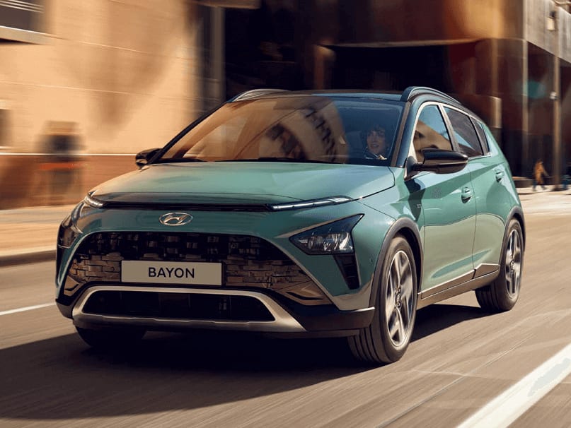 רכב יונדאי בצבע ירוק בזמן נסיעה צילום ימין קדימה