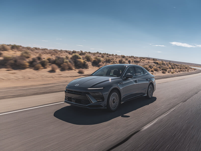 רכב מנהלים שחור נוסע על הכביש