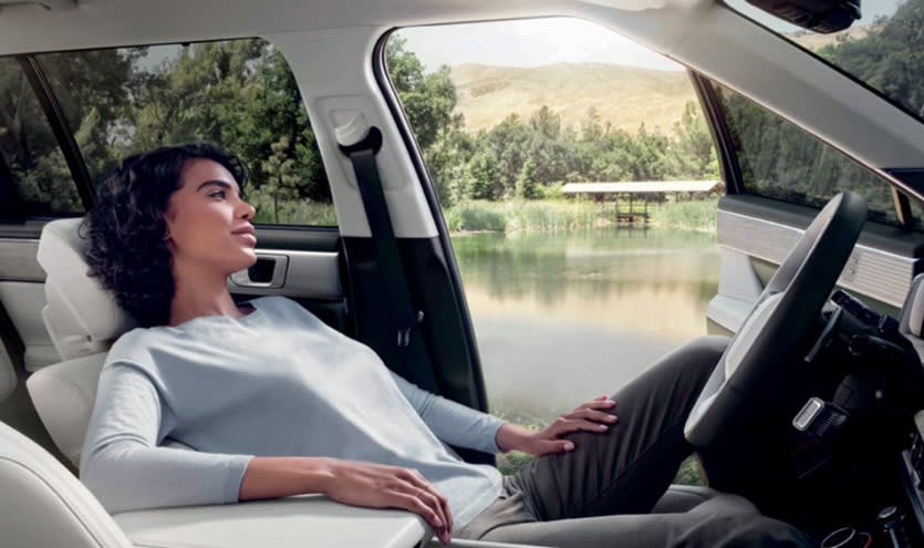 אישה יושבת בנוחות במושב הנהג