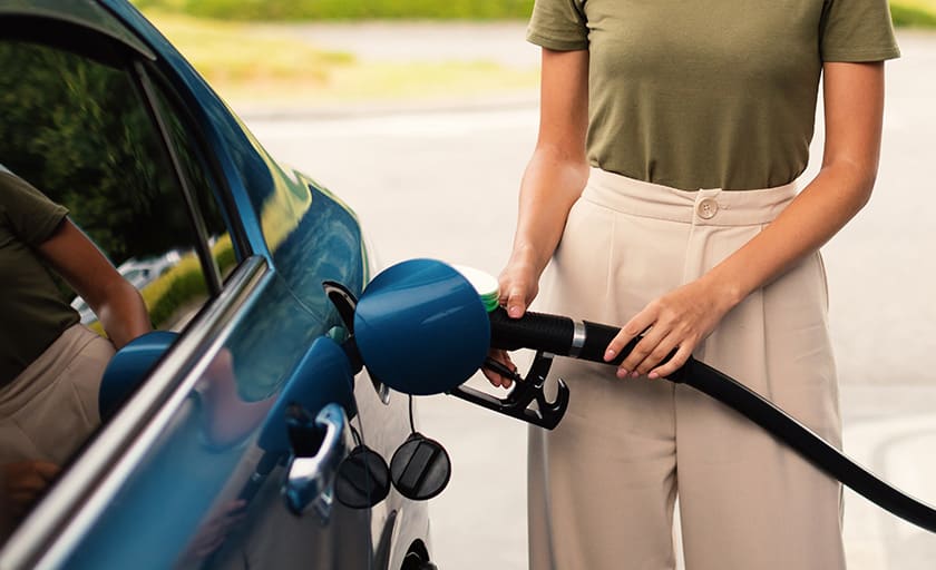 אישה מתדלקת רכב בדלק