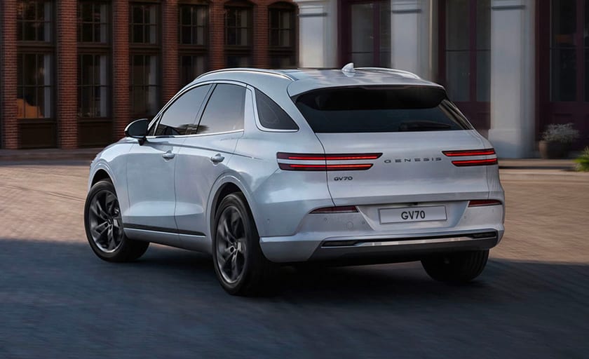 צילום של החלק האחורי של רכב SUV מדגם GV70 חונה, בצבע כסף