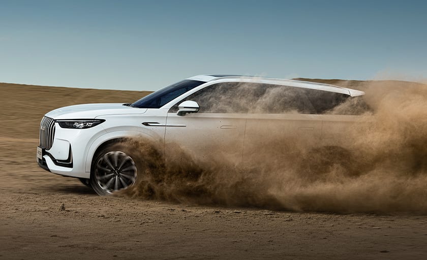 רכב נוסע בתוך אבק