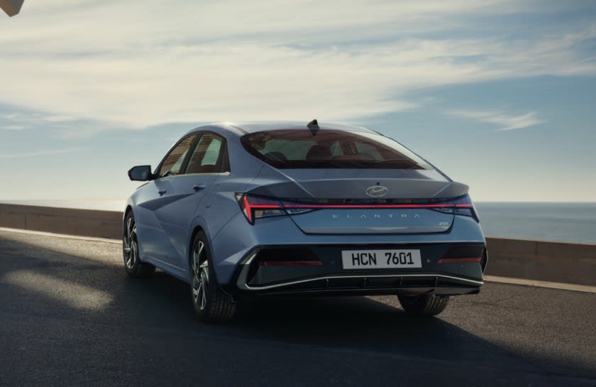 יונדאי אלנטרה צילום מאחורה