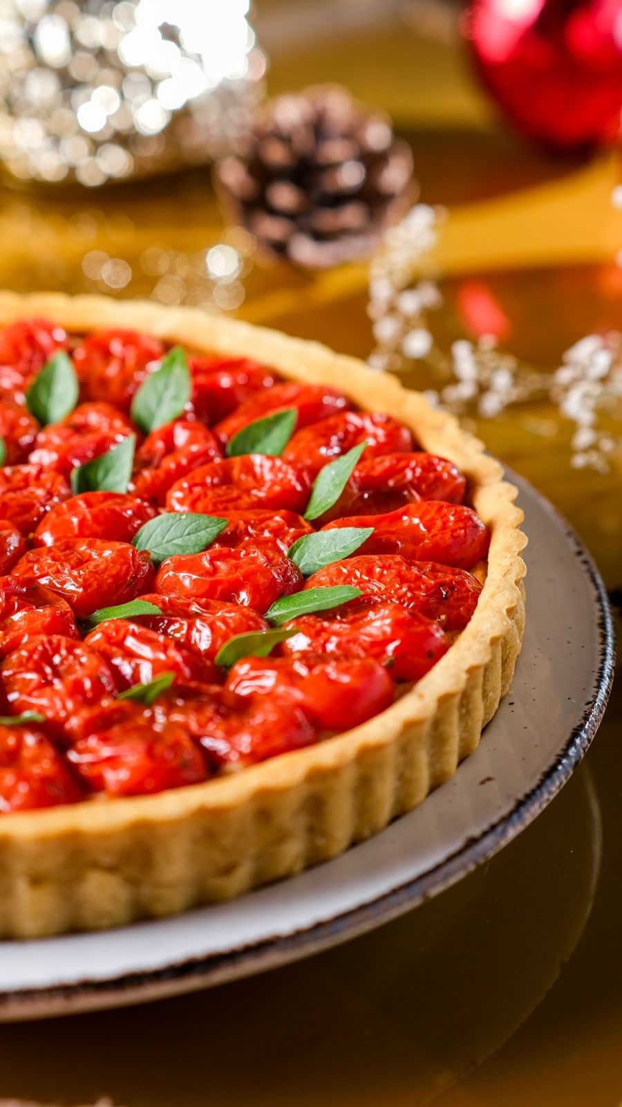 Quiche Caprese –  1kg - Tomate grape orgânico, grão de bico, castanha de caju, tofu orgânico, leite de amêndoas, farinha de milho orgânica, azeite, fécula de mandioca, limão, sal, alho, manjericão e especiarias.