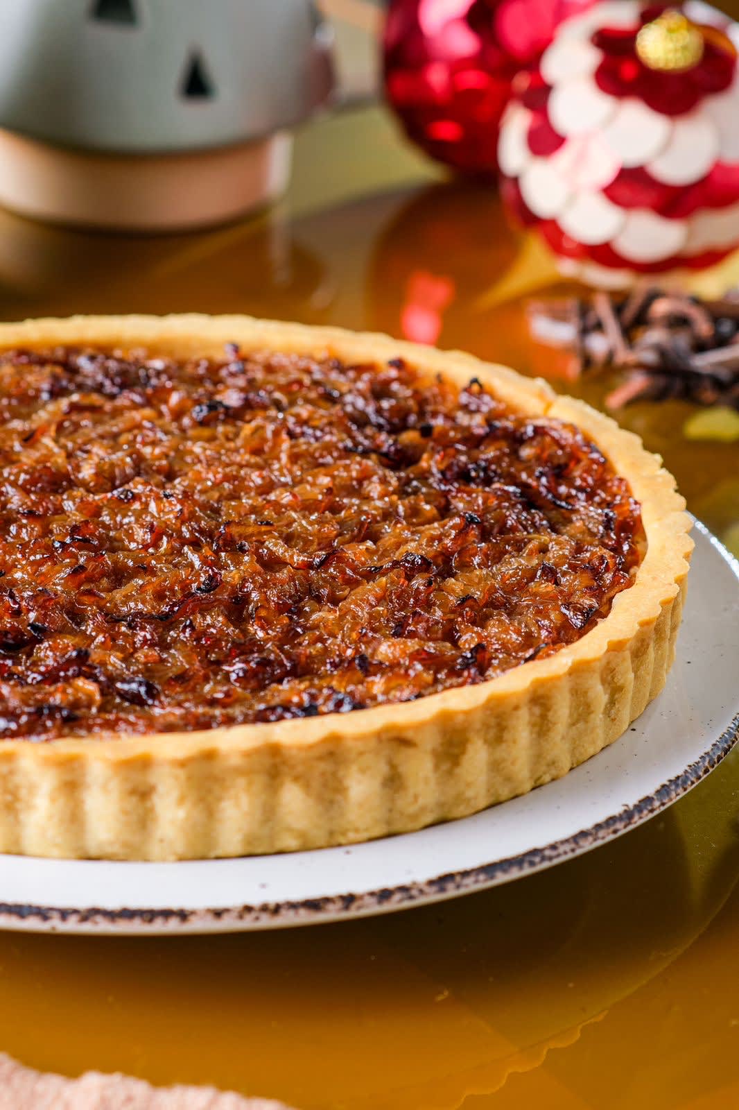Quiche de Cebola Caramelizada – 1kg - Cebola, grão de bico, castanha de caju, tofu orgânico, leite de amêndoas, farinha de milho orgânica, azeite, fécula de mandioca, limão, vinagre de maçã, melado de cana, sal, alho, extrato de levedura e especiarias.