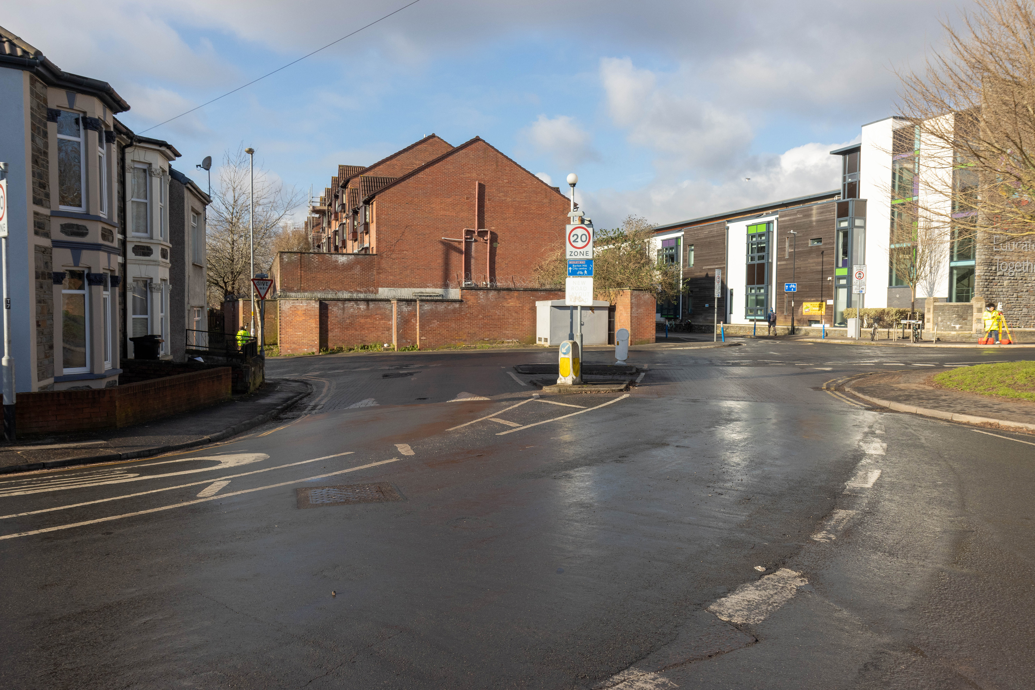 Informal crossing point over the junction of Avonvale and Pilemarsh Road.