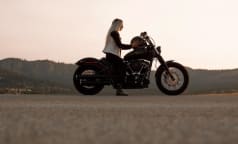 Mujer en una Harley con soap para motos