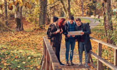 Grupo de viajeros revisando un mapa