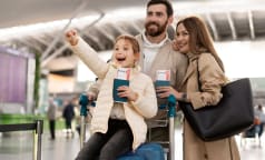 Familia feliz en aeropuerto