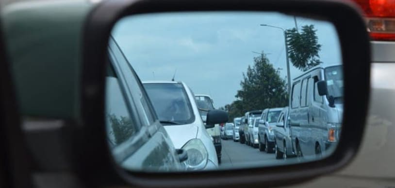 Fila de autos en busca de dónde comprar el seguro obligatorio