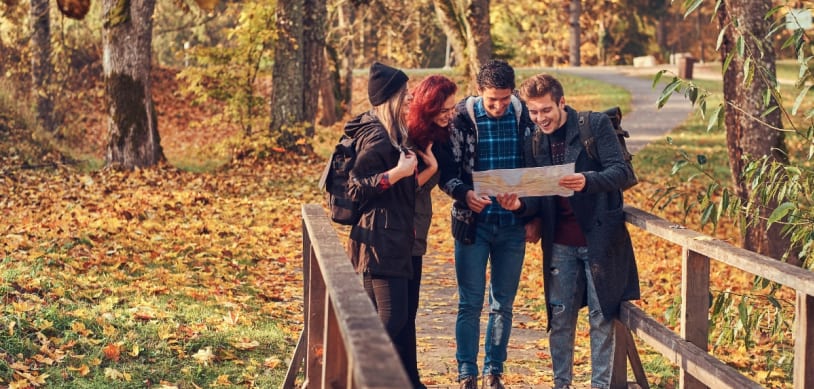 Grupo de viajeros revisando un mapa