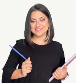 elisa matos comparaonline - foto de uma mulher de cabelo chanel blusa preta com um caderno numa mão e uma caneta na outra