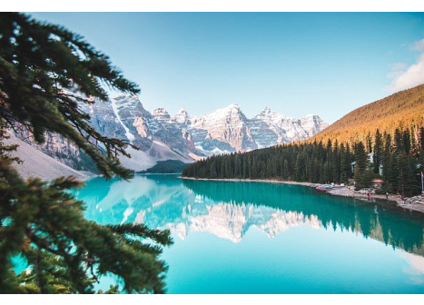 seguro viagem canadá - lago azul com montanhas nevadas ao fundo