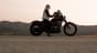 Mujer en una Harley con soap para motos