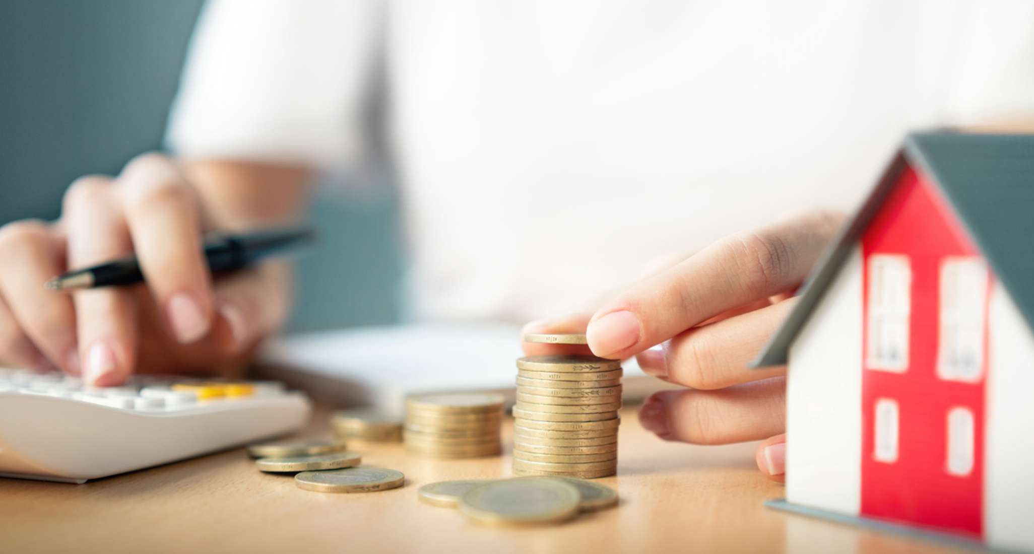 Assis à une table, un homme calcule le montant des intérêts sur la base de l’usance internationale en matière d’intérêts.