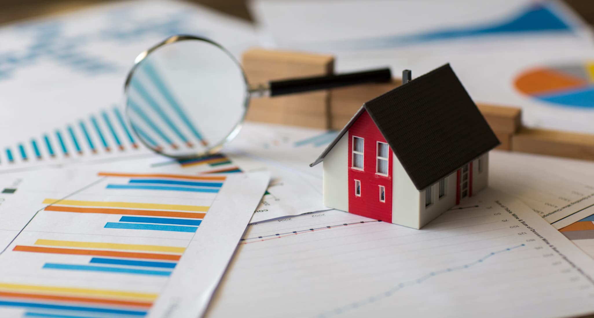 Une maison miniature et des graphiques sont passés à la loupe.