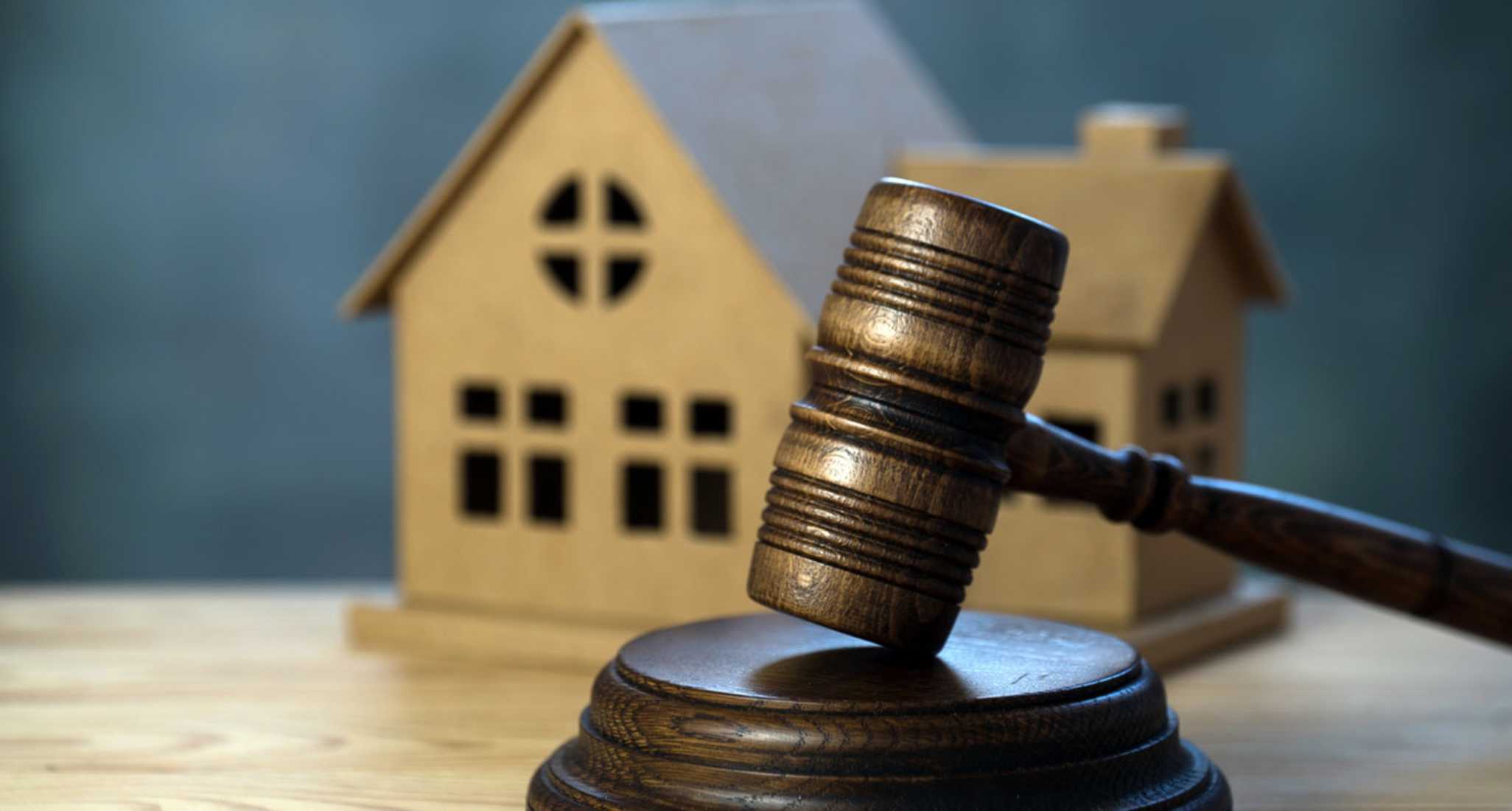 Une maison avant la vente aux enchères publiques avec marteau