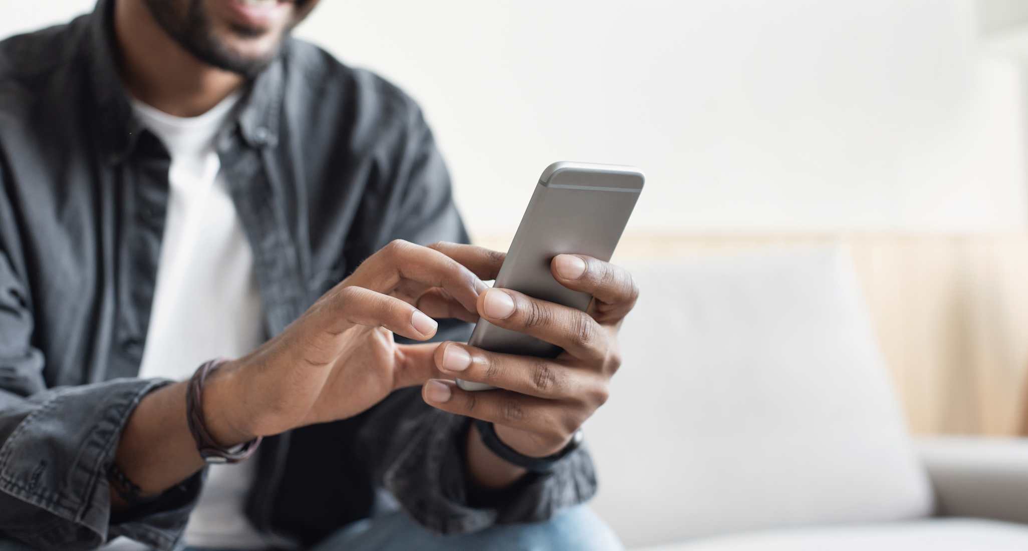 Un homme tient un smartphone dans la main
