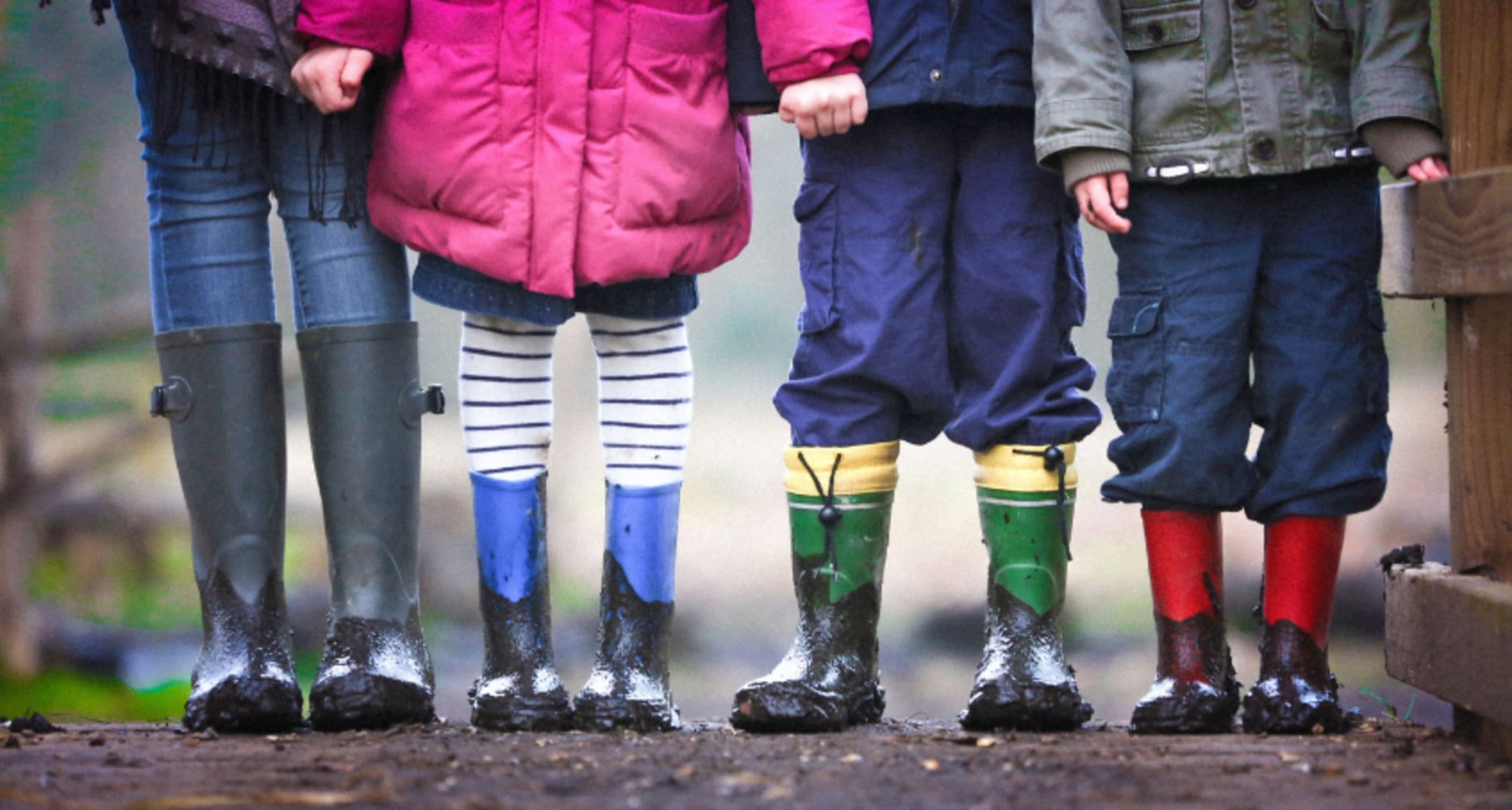 4 Kinder in Gummistiefeln