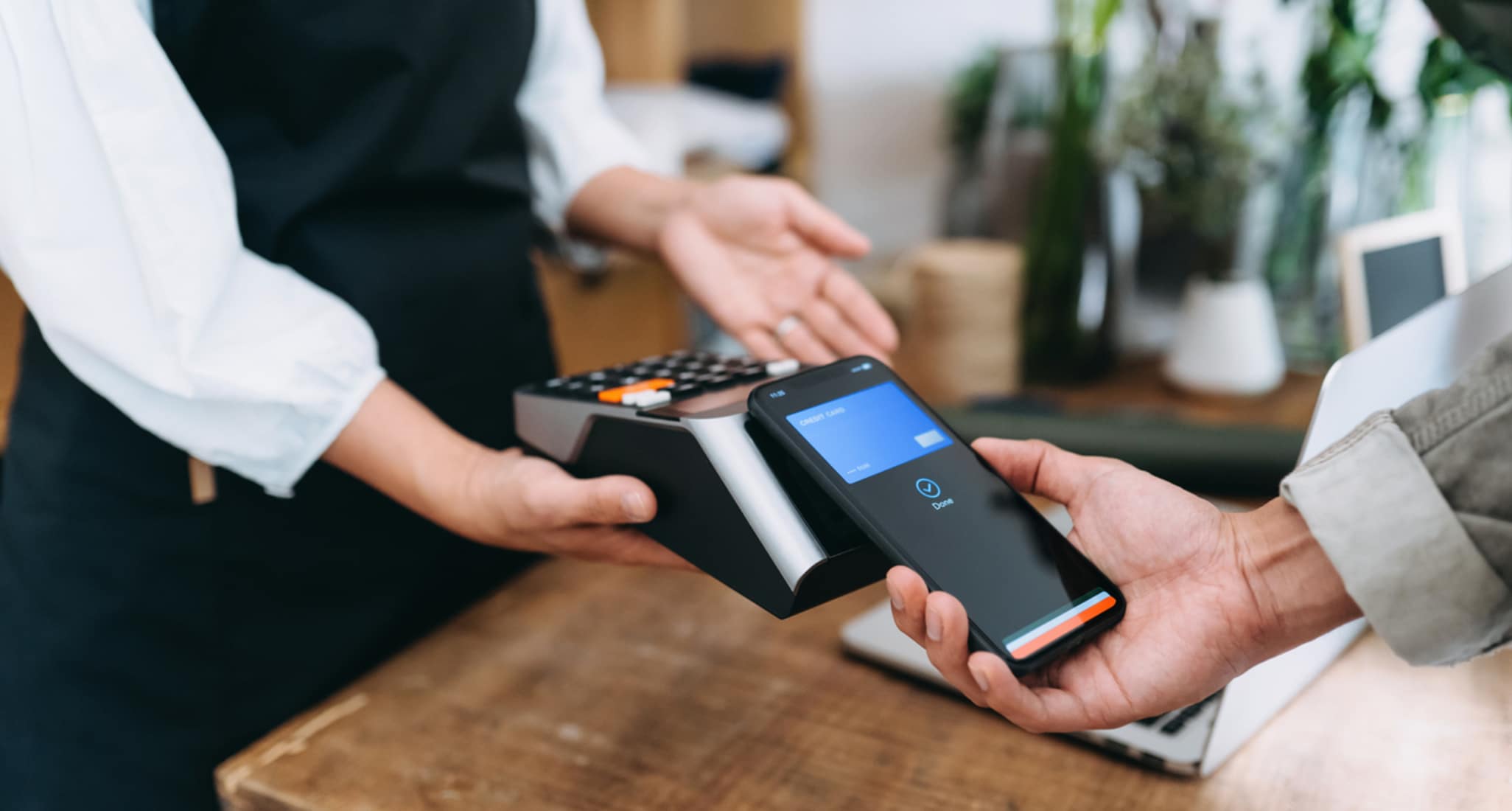 Una persona paga in un negozio con Samsung Pay.