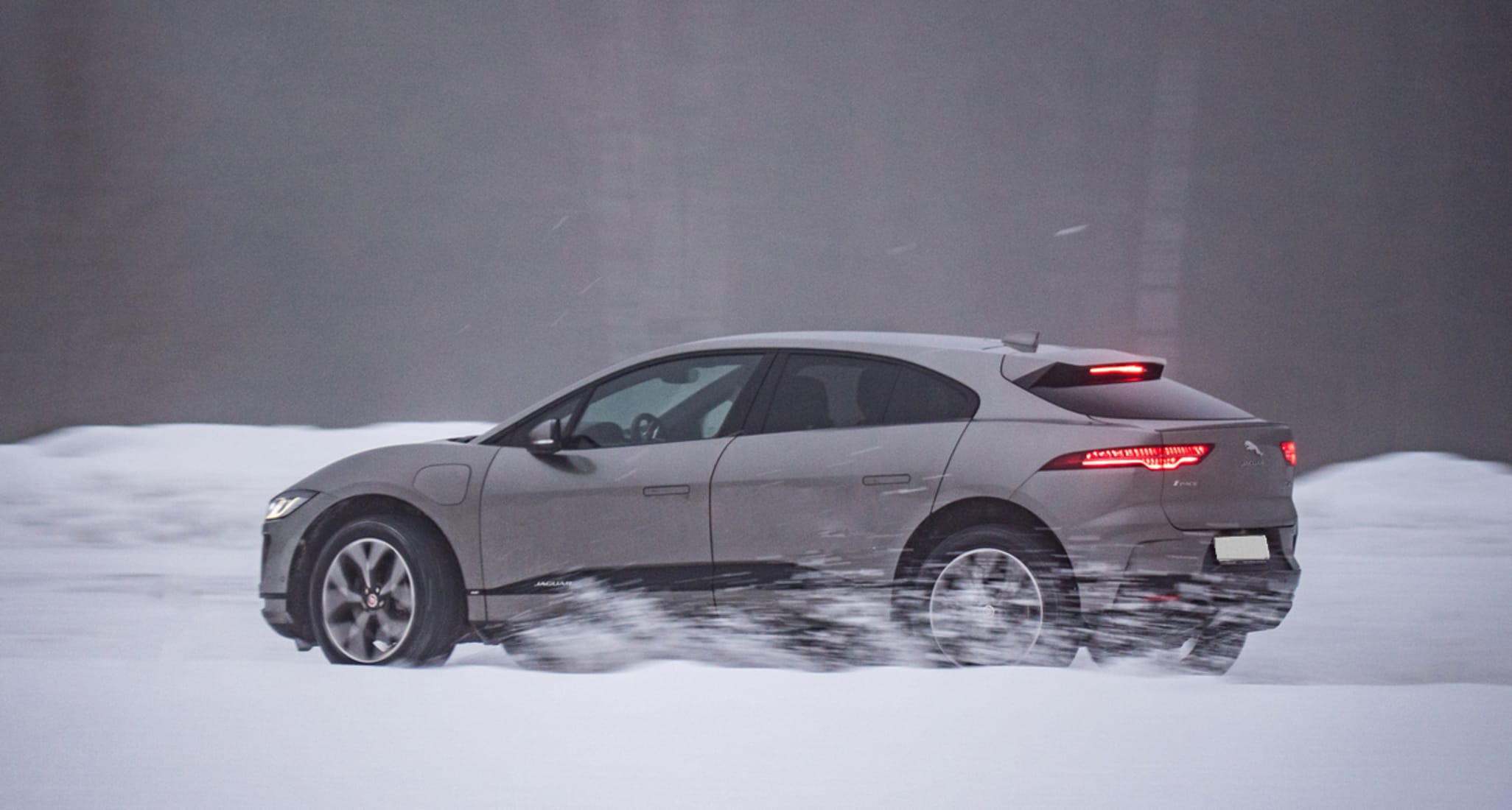 Un’auto elettrica in un paesaggio innevato.