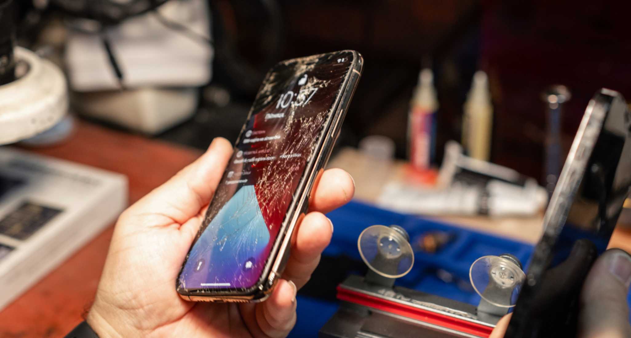 Ein Smartphone mit gesprungenem Display bei der Handy-Display-Reparatur.