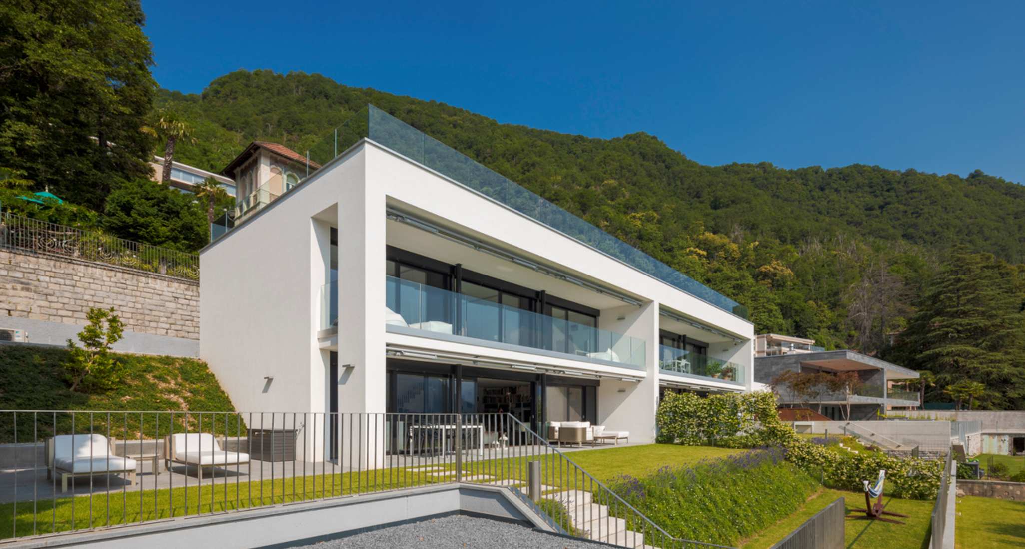 Casa moderna con giardino