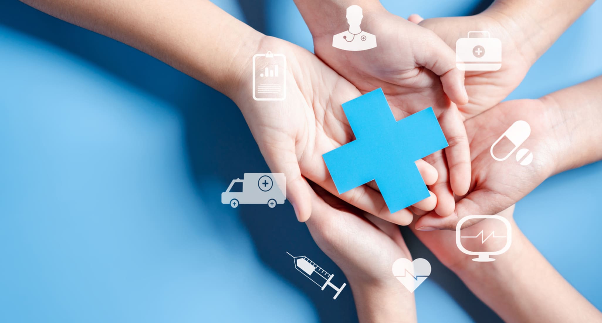 Hände halten ein symbolisches Plus für Gesundheitsleistungen in der Hand. Um das Plus herum sind digital eingefügte Symbole für Gesundheitsleistungen.