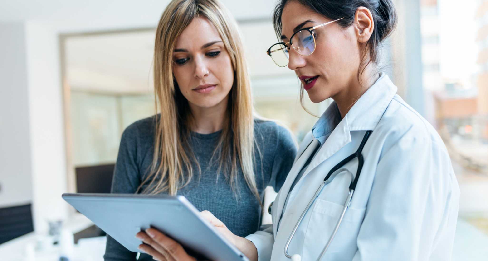 Eine Ärztin bespricht etwas mit einer Patientin.