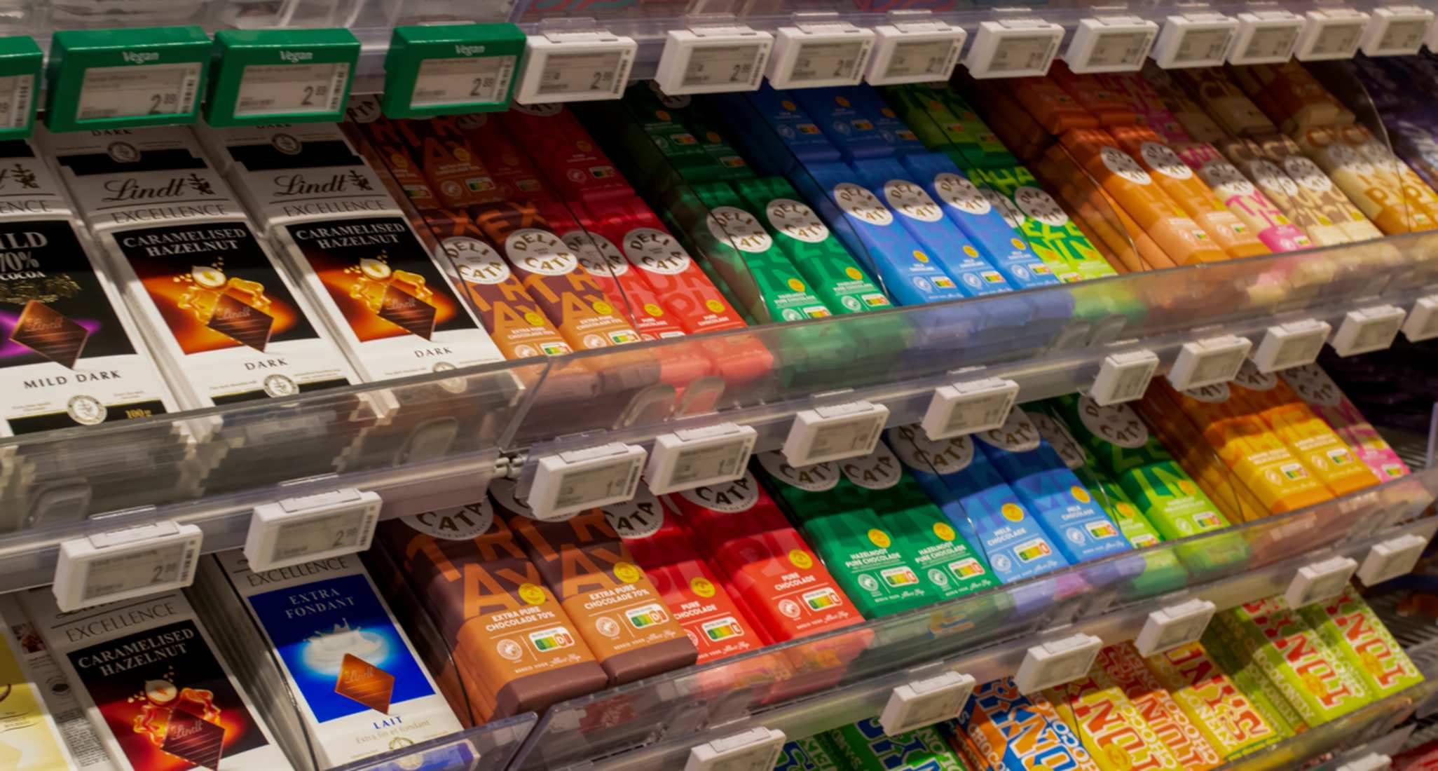 Supermarktregal mit Schokolade