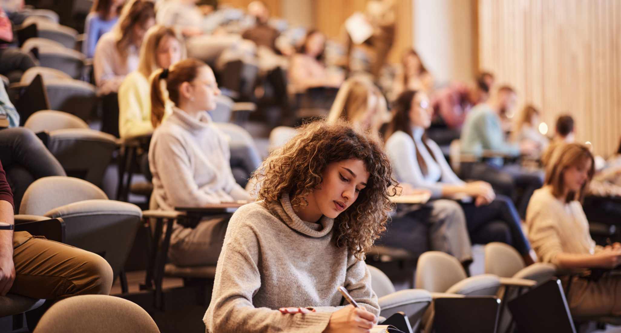 Ein Student lässt sich von einer Ärztin untersuchen.