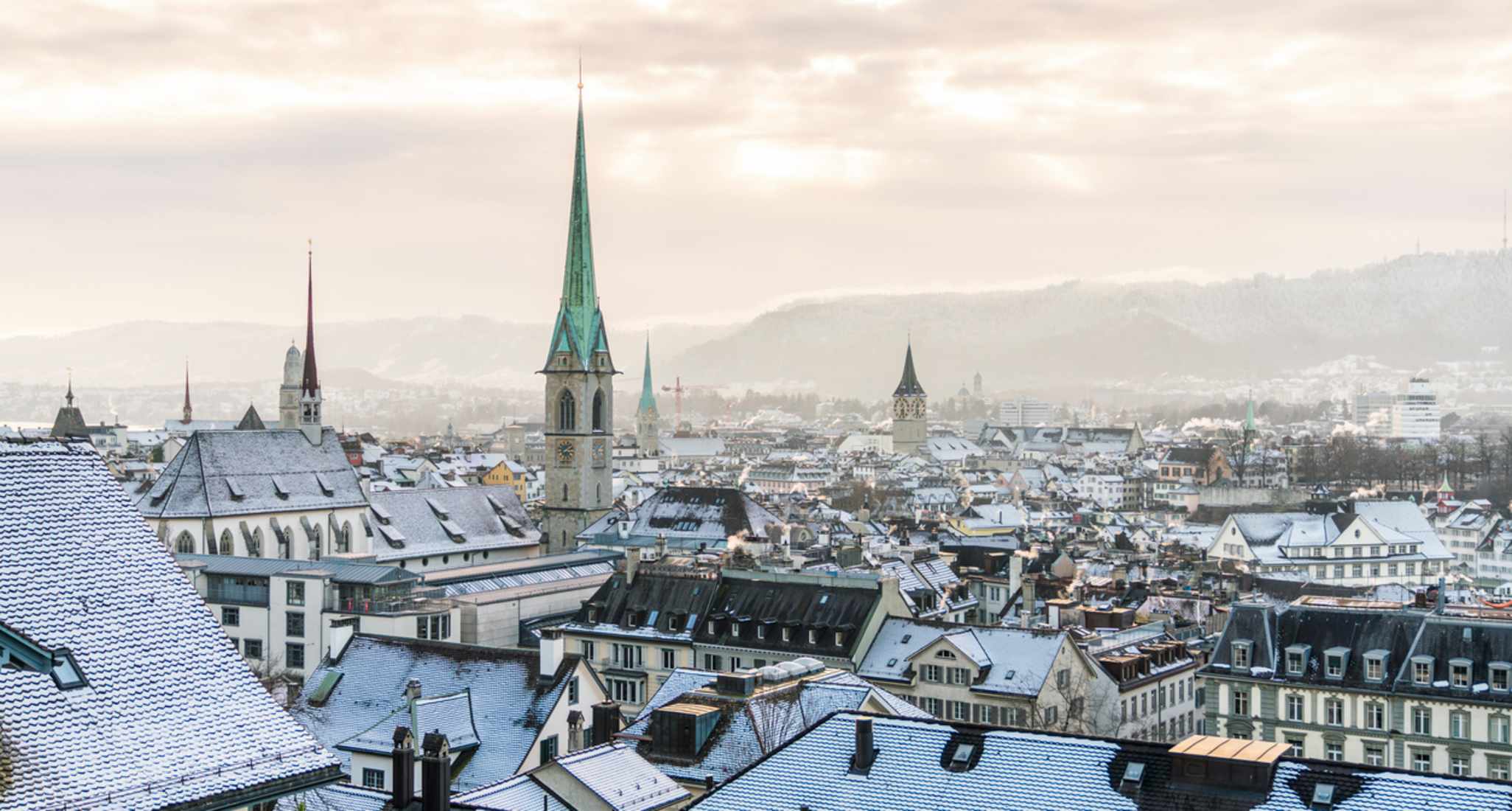 Zürcher Altstadt im Winter Blick auf das schneebedeckte Dach