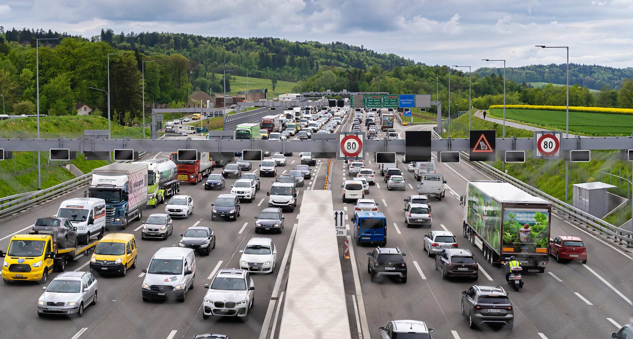 Un’auto argentata con targa di Friburgo si dirige verso una galleria.