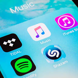 Ein iPhone-Bildschirm zeigt verschiedene Musik-Apps: darunter Spotify, der Platzhirsch unter den Streaming-Anbietern in der Schweiz.
