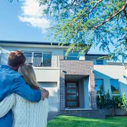 Un jeune couple dans une maison en pleine rénovation.