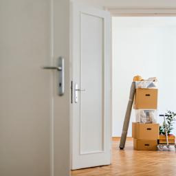 Innenraum mit verpackten Kartons und anderen Sachen, die für den Umzug bereit sind