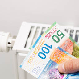 Schweizer Banknoten mit Heizung im Hintergrund