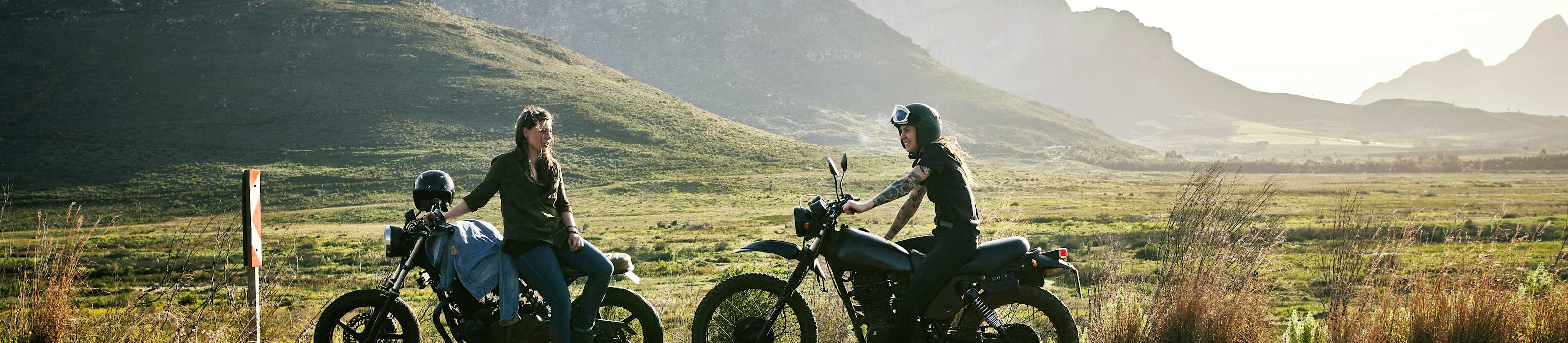 Berglandschaft in den Alpen mit Motorrad auf Passstrasse