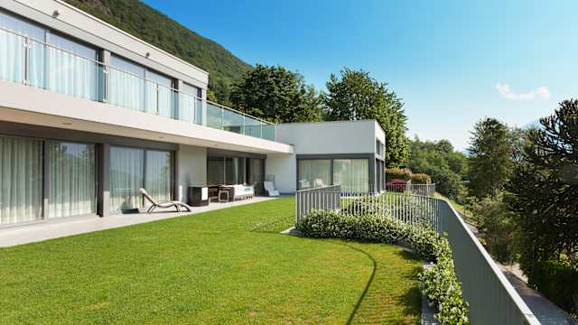 Una moderna casa unifamiliare con giardino.