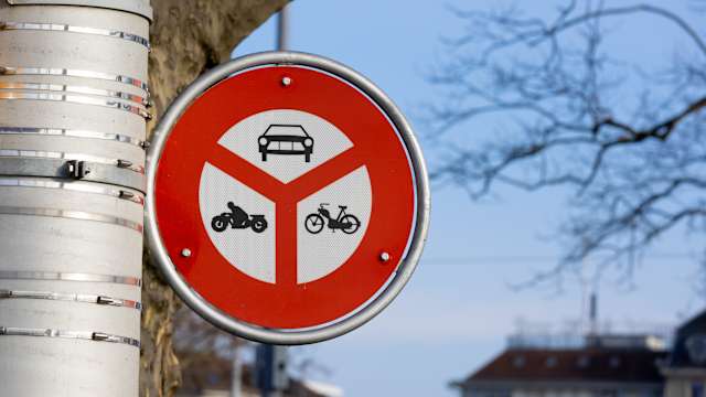 Nahaufnahme eines Durchfahrtsverbotsschild in einer Schweizer Innenstadt.