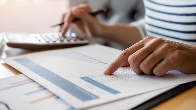 Une femme vérifie un document