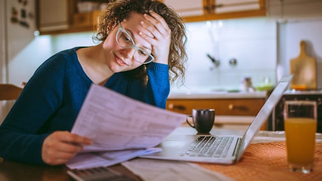 Une femme est concentrée sur la lecture d’un texte. 