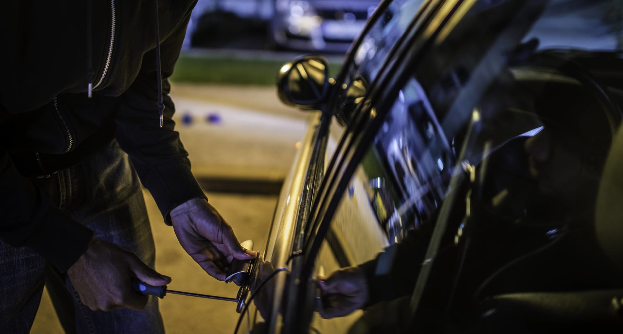 Un homme veut voler une voiture.