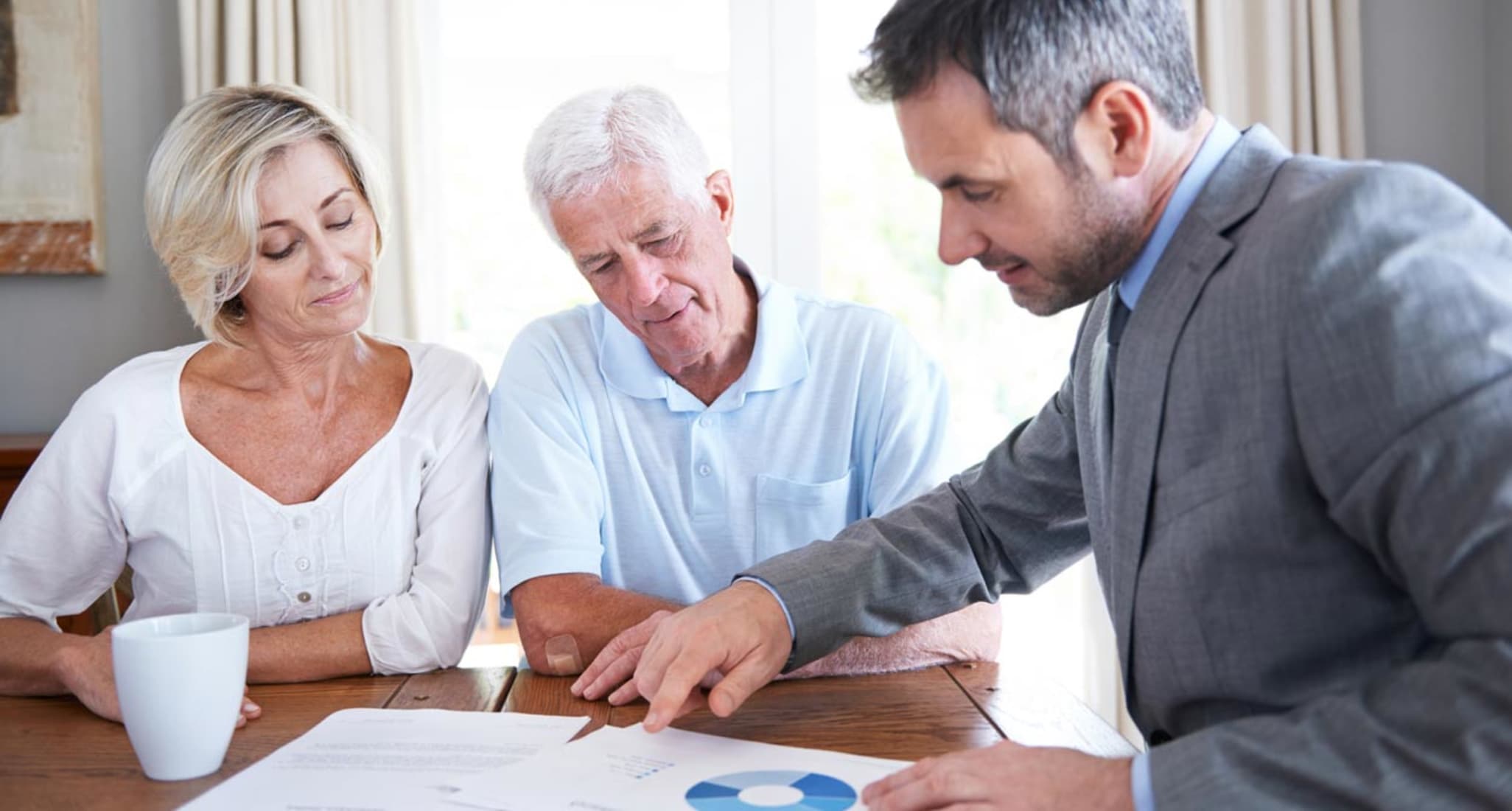 Insurance consultant looks at pillar 3a deposits with a married couple.