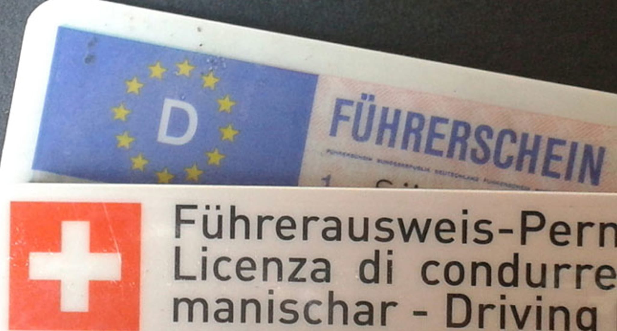 Un permis de conduire suisse est superposé à un permis de conduire allemand.