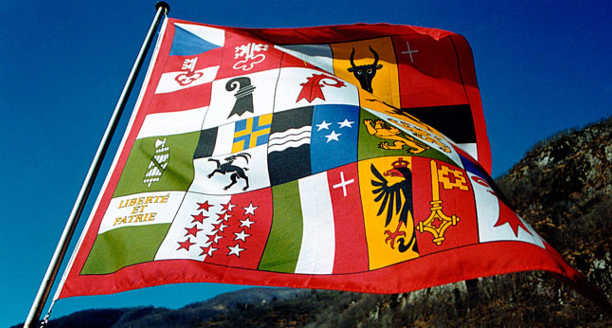 Drapeau avec diverses armoiries cantonales.