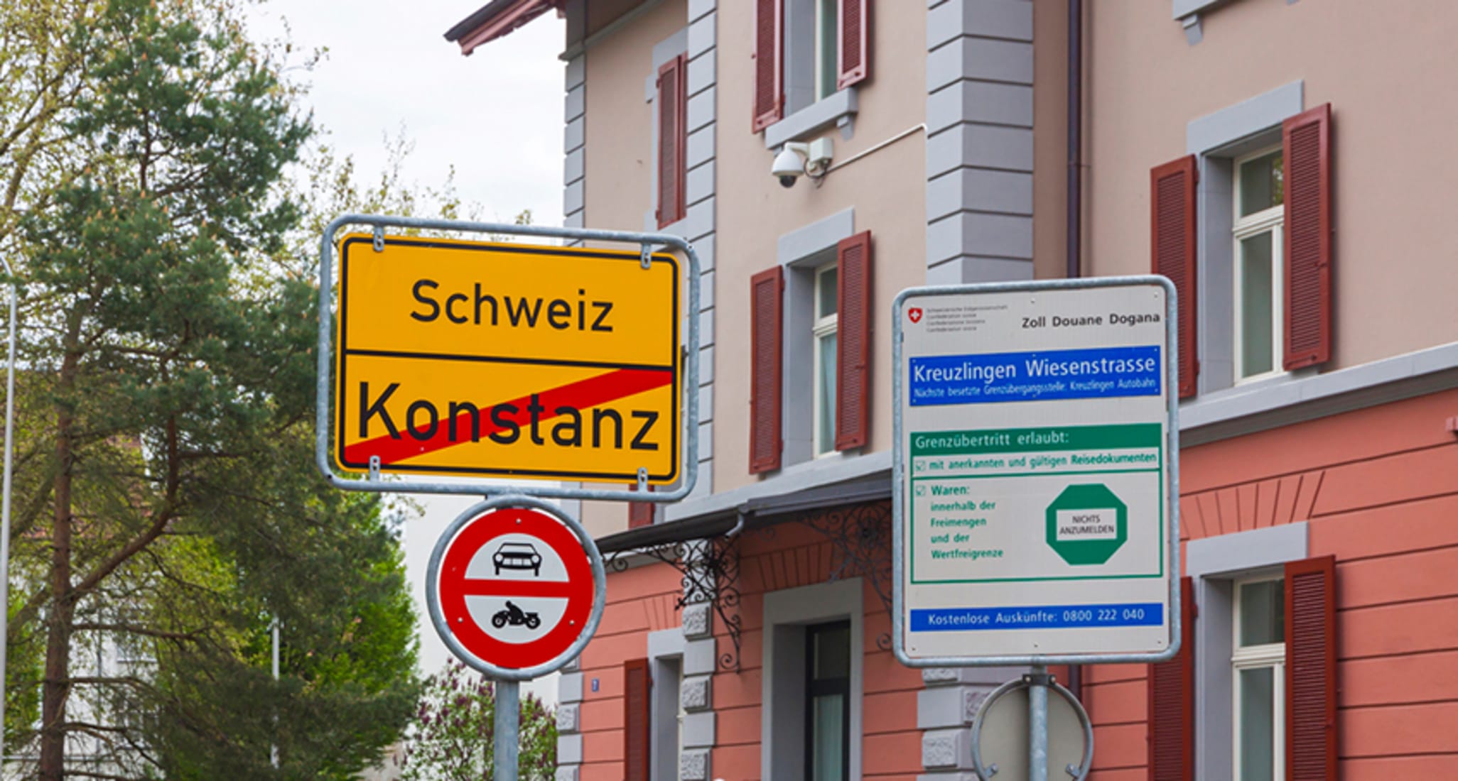 Zwei Schilder zeigen den Grenzübertritt von Deutschland (Konstanz) in die Schweiz.