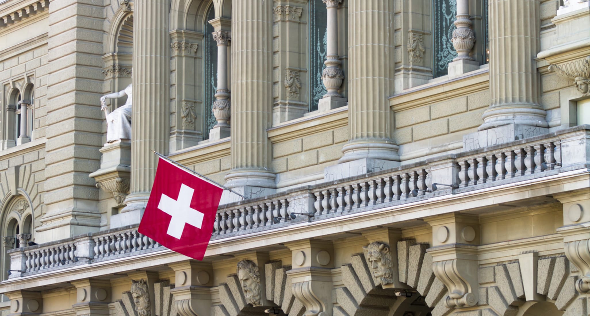 Gebäude mit Schweizer Flagge.